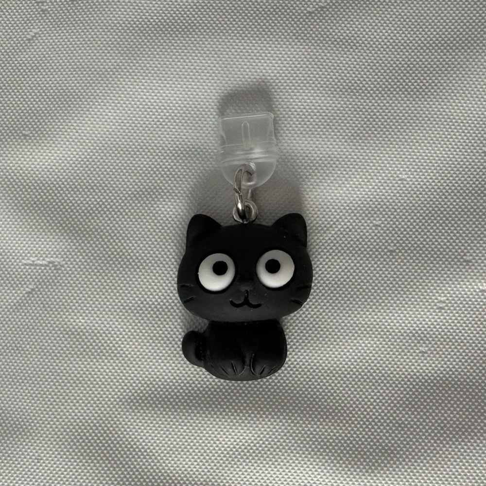 🛍️ Add-on -- Black Cat USB-C Dust Plug - Picture 2 of 3